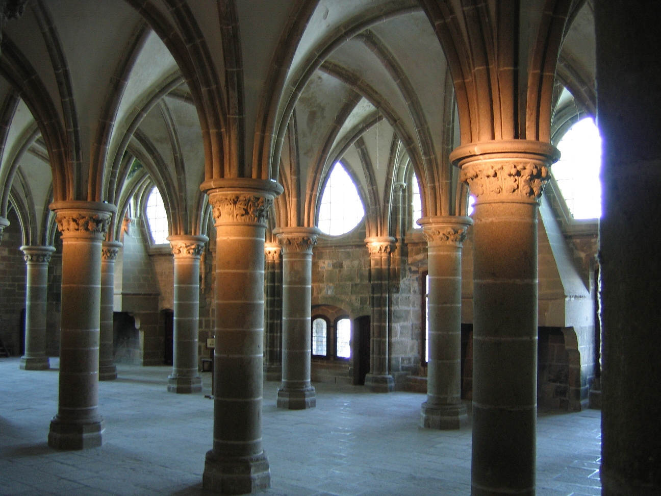 http://www.mafamillezen.com/wp-content/uploads/2010/05/2008-Le-Mont-Saint-Michel_Abbaye-salle-des-chevaliersCentre-des-monuments-nationaux.jpg