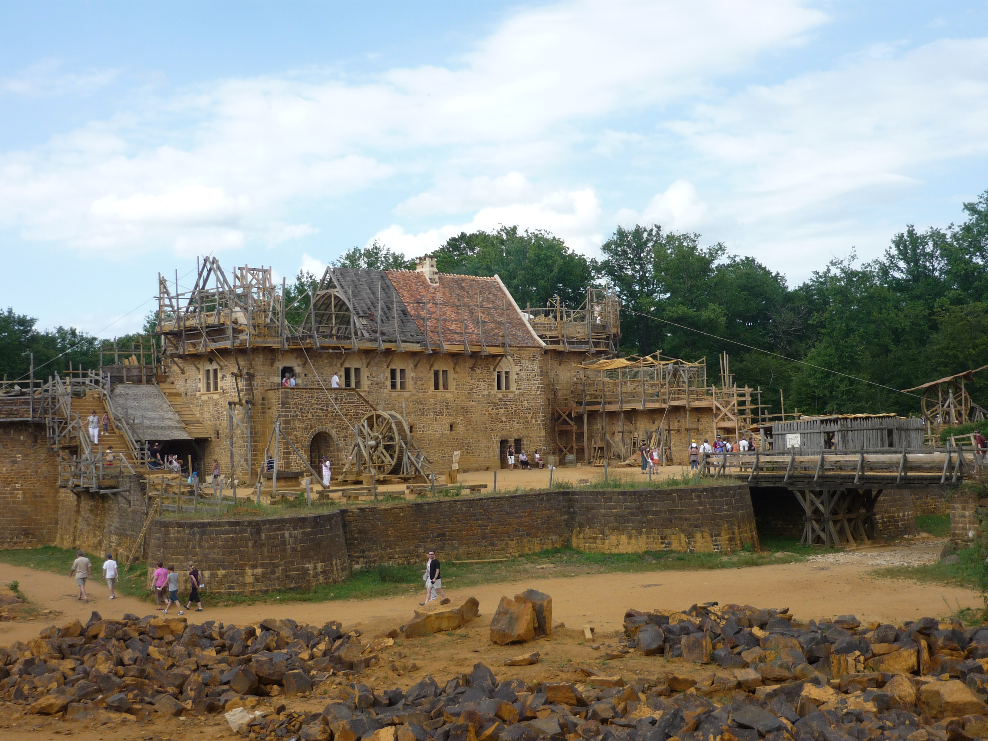 Des passionnés bâtissent un château-fort à Guédelon comme au Moyen Age - Le  Temps