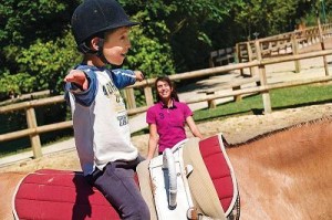 enfant apprendre à monter à cheval