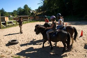 cours d'équitation en centre équestre pour enfant