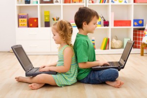 Enfants sur ordinateur