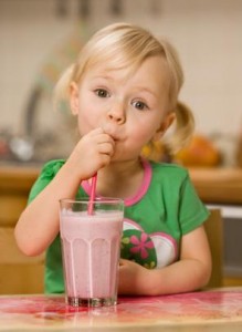 petite fille avec smoothie