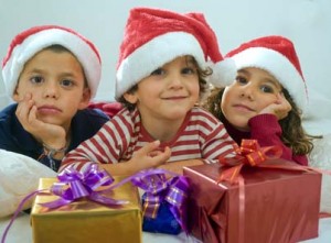 enfants avec bonnet pere noel et cadeaux