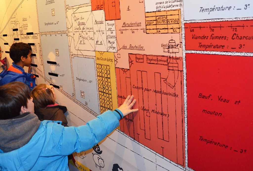 Escal'Atlantic enfants découvrant le dispositif des chambres froides du paquebot