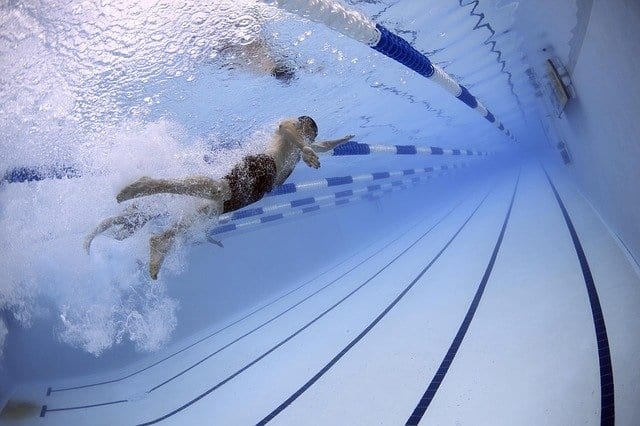 cours de natation pour enfant en piscine