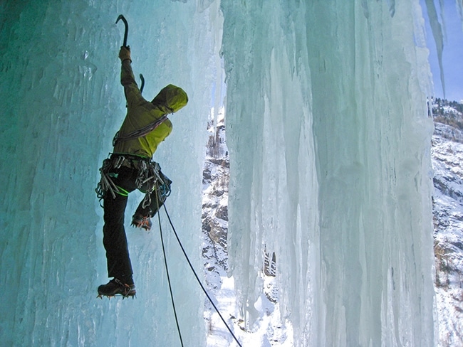 escalade d'une cascade de glace au Mont Dore dans le Sancy