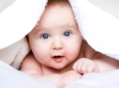 visage bébé sous serviette de toilette