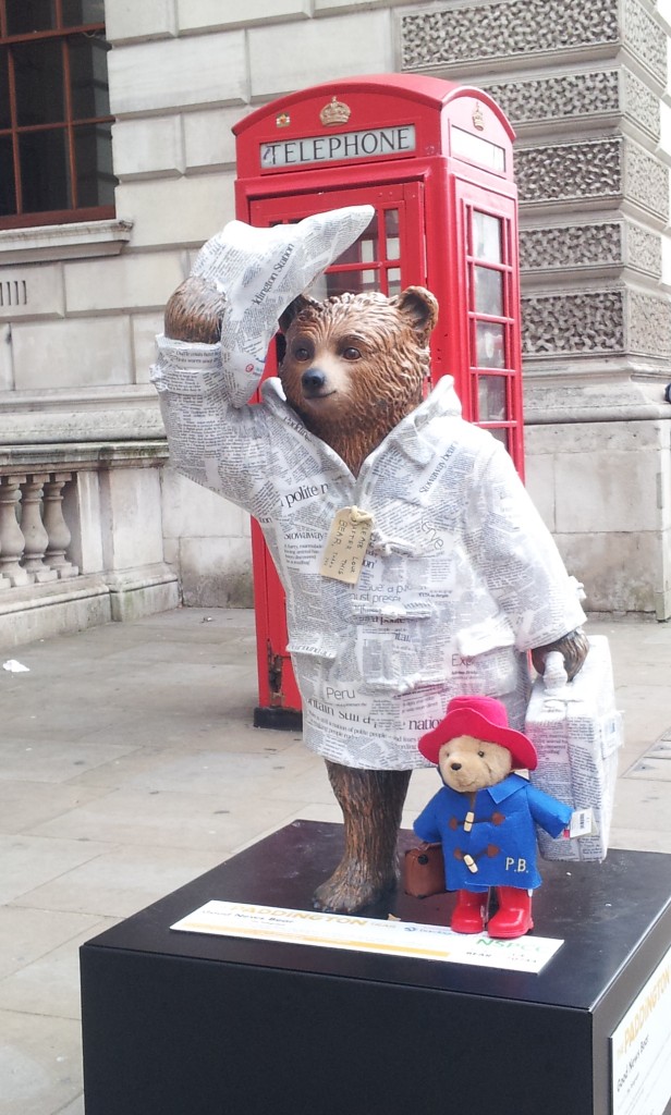 Paddington Trail, statue de Paddington avec sa peluche près de Westminster