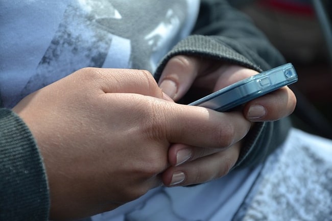 Un Beau Garçon De 10 Ans Téléphoner Avec Son Téléphone Portable