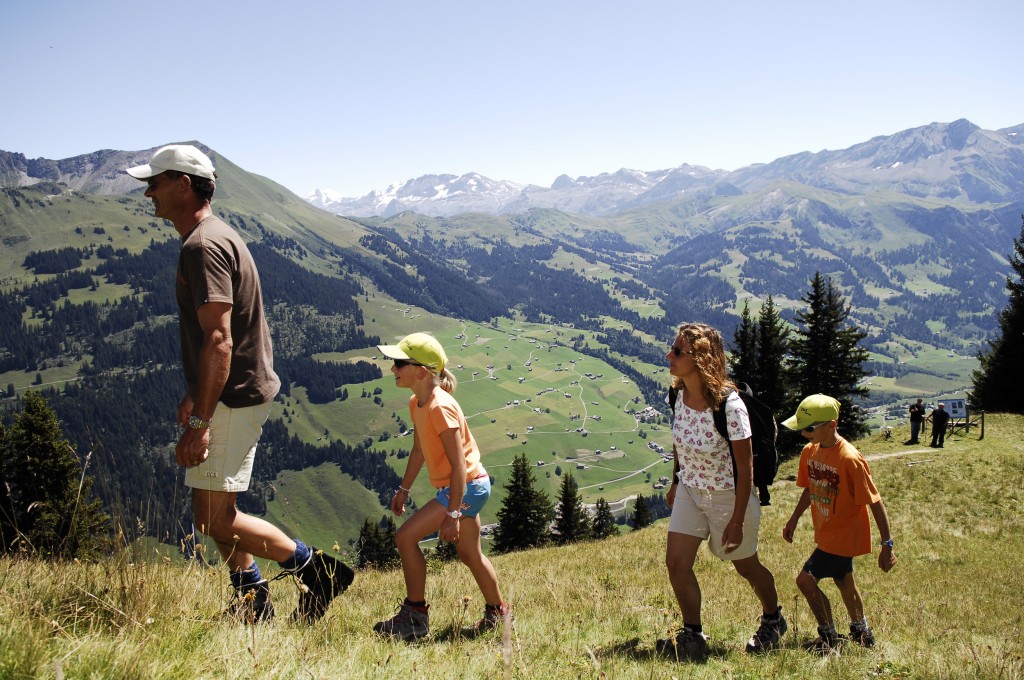 randonnée en famille dans les montagnes de Gstaad 