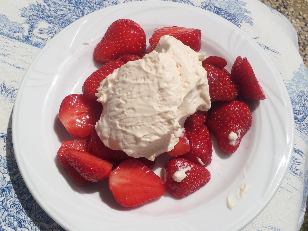 Assiette de fraises à la crème chantilly au Hameau