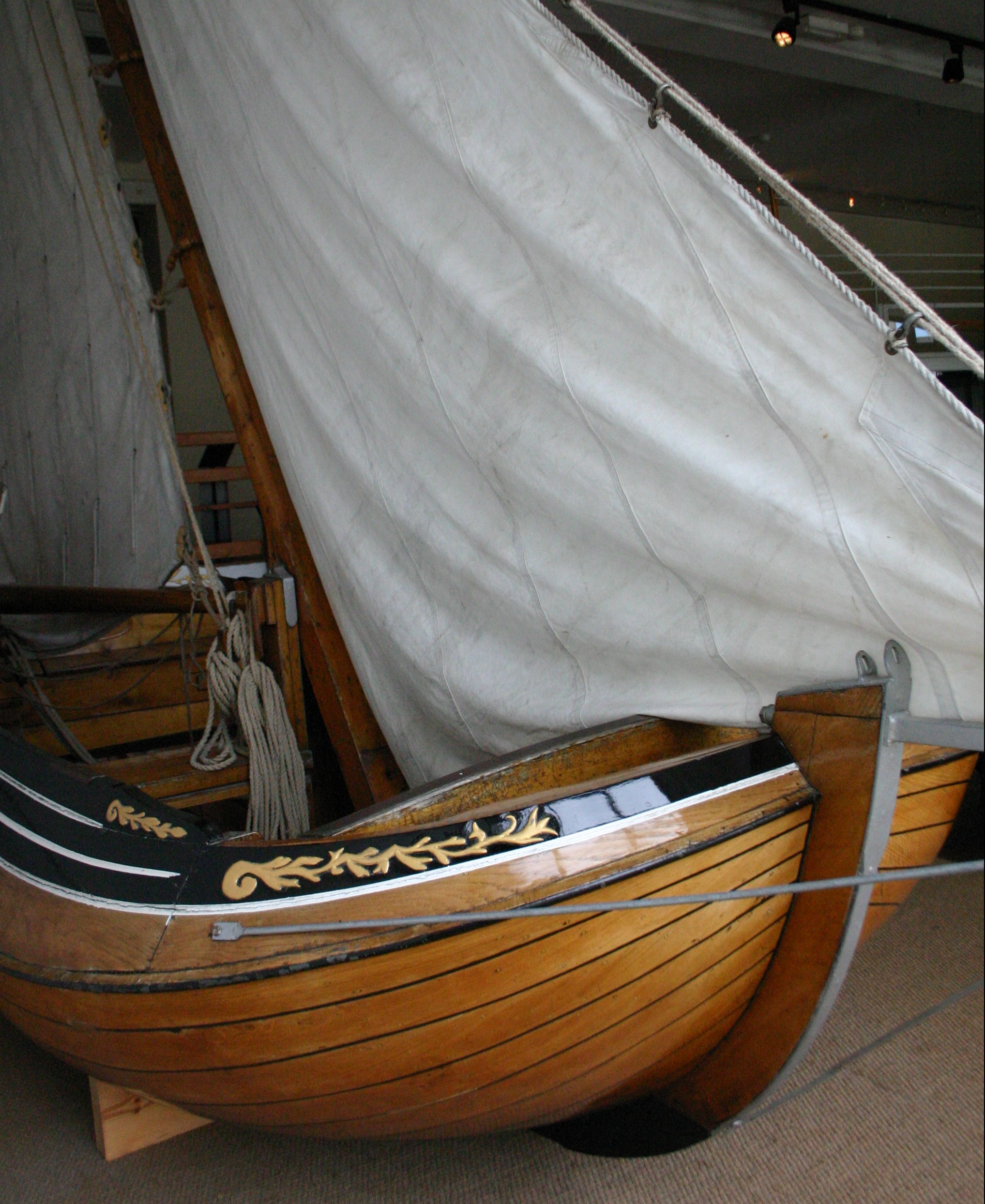 bateau de course au port musée de douarnenez