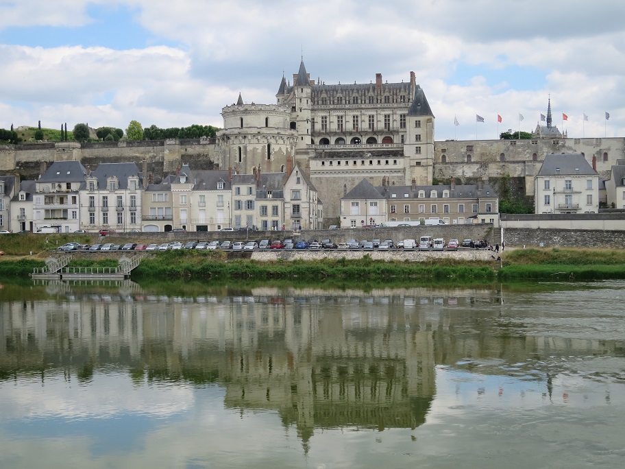 Château royal d'Amboise depuis la Loire