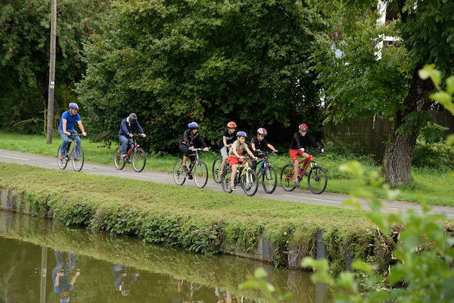 en-velo-en-famille-sur-la-francovelosuisse-le-long-du-canal A vélo en famille le long des canaux sur la Francovélosuisse