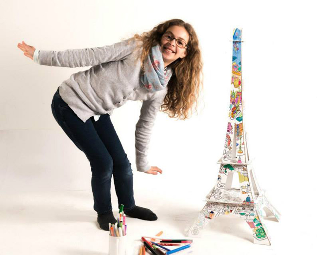 enfant devant tour eiffel a colorier