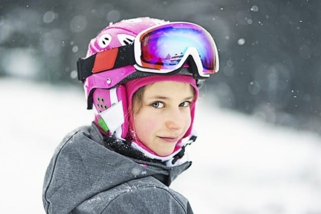 Bébé Fille Porter Un Habit De Neige Pour Enfant Lors D'une Journée