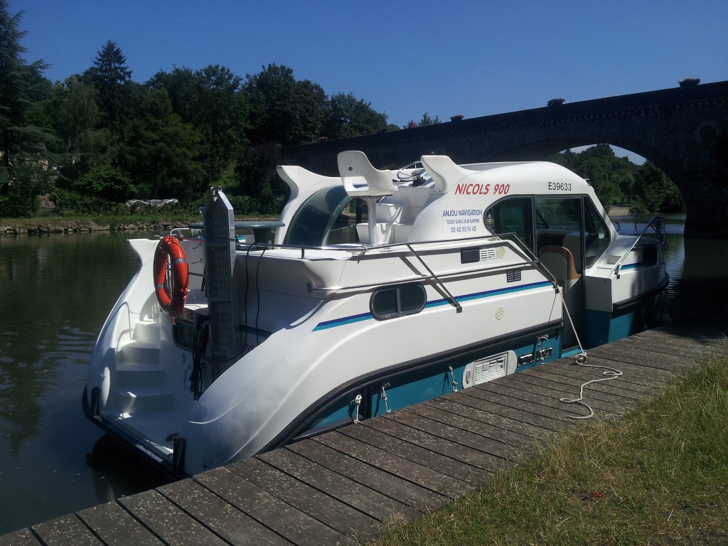 bateau sans permis Nicols à louer chez Anjou Navigation pour remonter la Sarthe