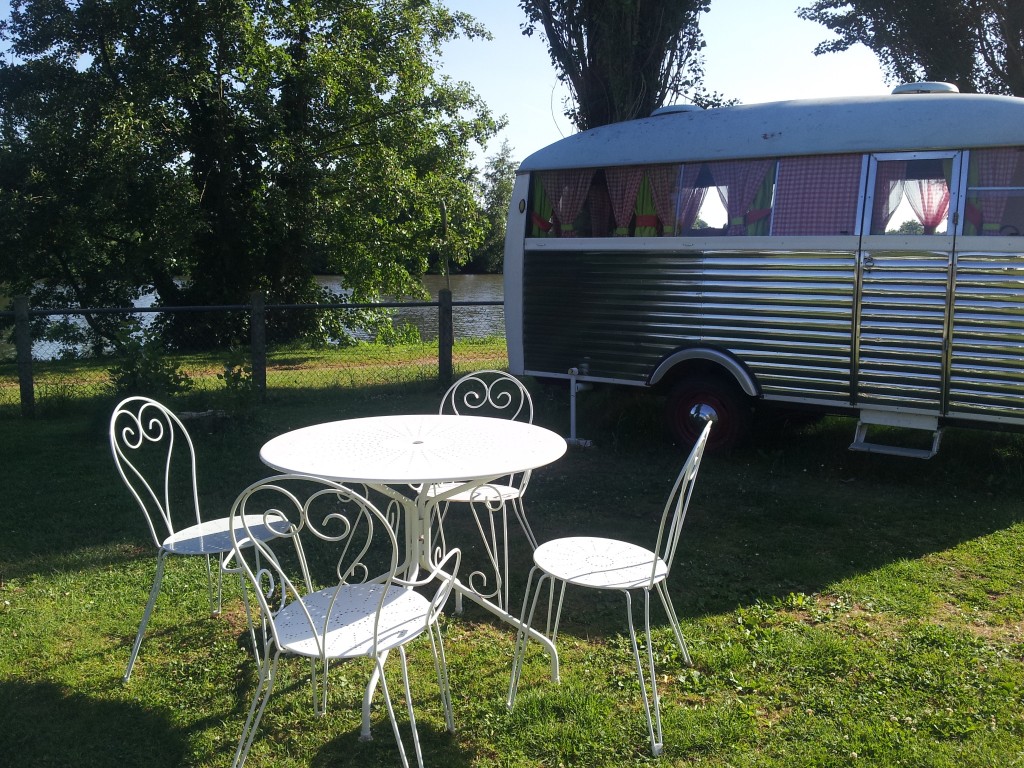 caravane années 50 au camping L'Oeil dans le rétro à Avoise