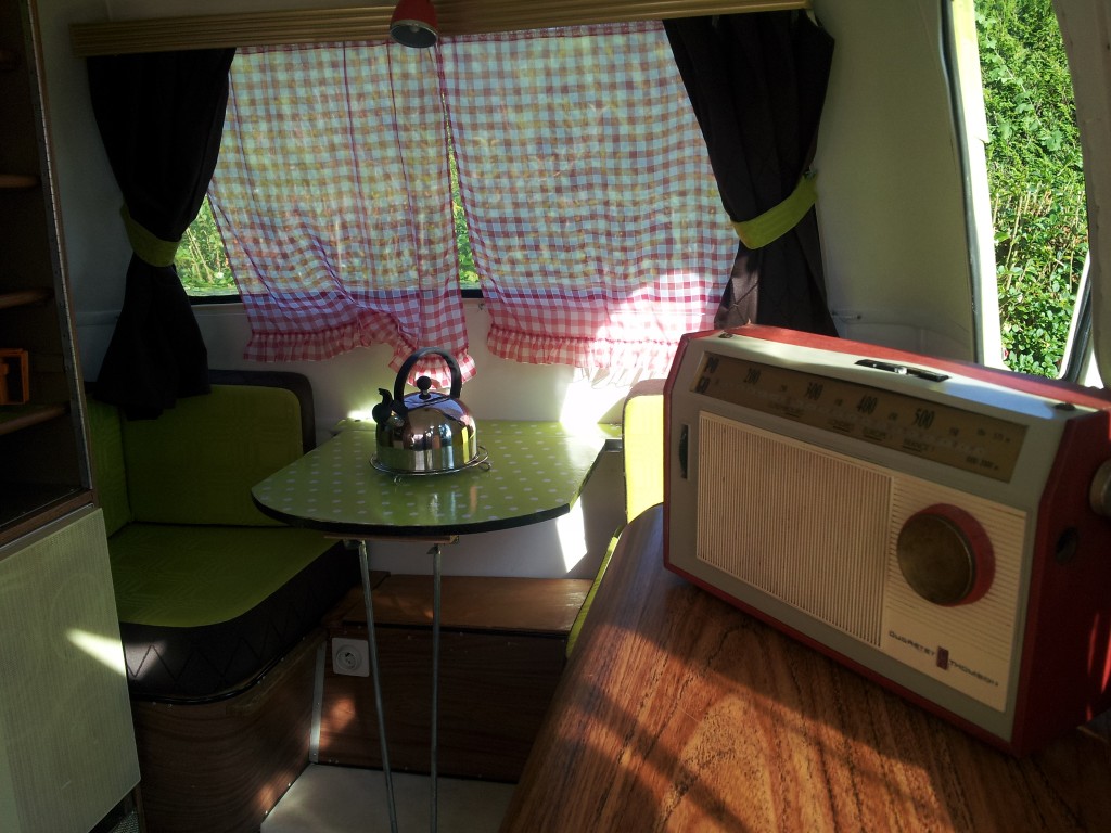 intérieur relooké d'une caravane années 60 au camping L'Oeil dans le rétro