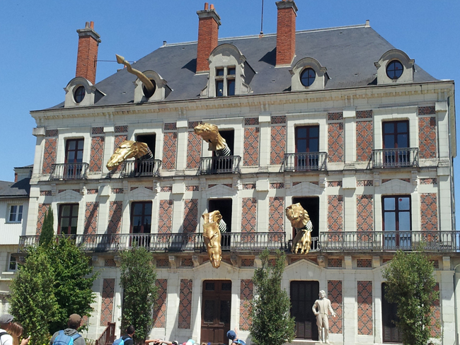 Musee_de_la_magie_Blois_facade_dinosaures