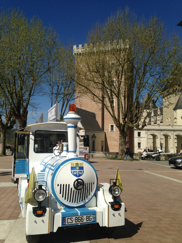 départ du petit train touristique devant château de Pau