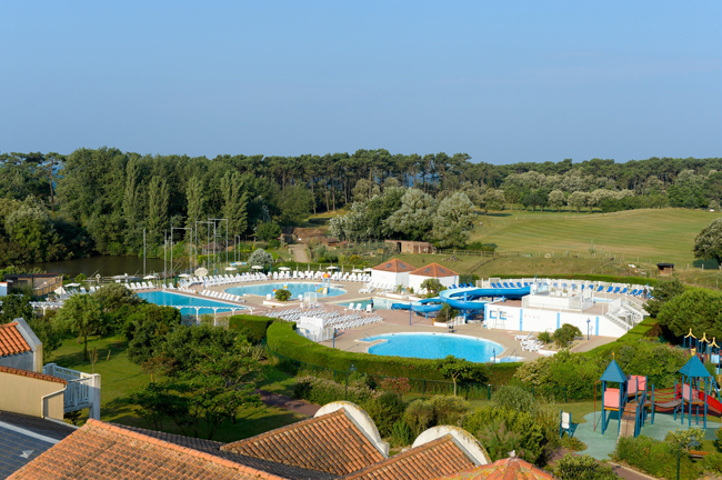 Village vacances Pierre & Vacances de Talmont en Vendée. Vue piscines