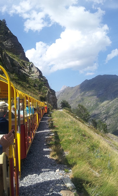 A flan de montagne avec le petit train d'Artouste