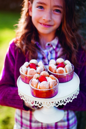 Recette de la mini charlotte aux fraises extraite de Je cuisine bio avec mes enfants aux éditions Terre Vivante