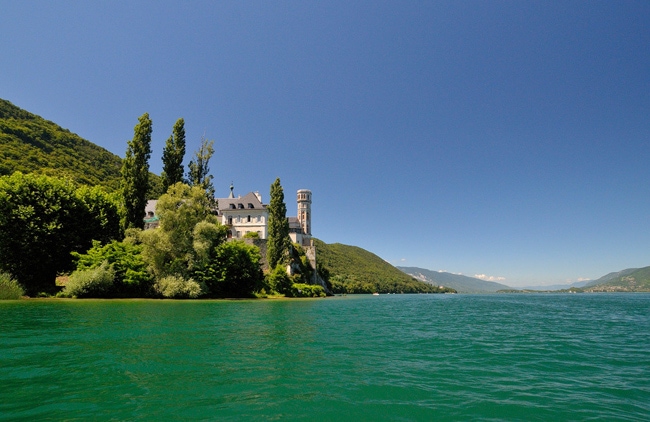 Abbaye d'Hautecombe vue depuis le lac du Bourget