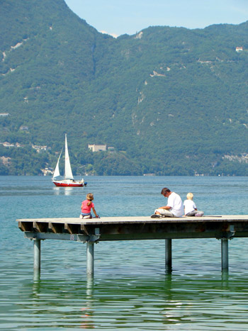 Détente en famille sur un ponton du lac du Bourget 