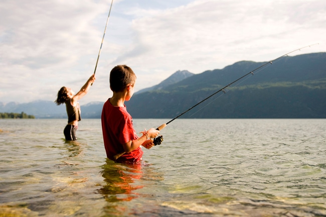 Jeunes adolescents à la pêche aux leurres sur le lac du Bourget 