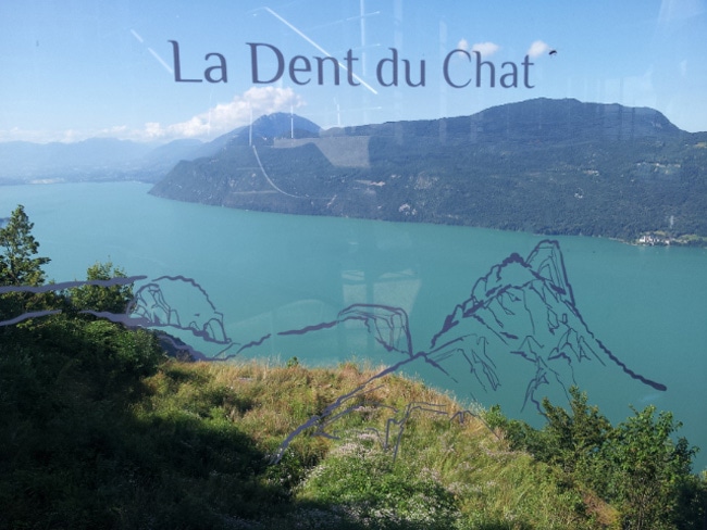 Vue sur la Dent du Chat et le lac du Bourget depuis le Belvédère de la Chamotte