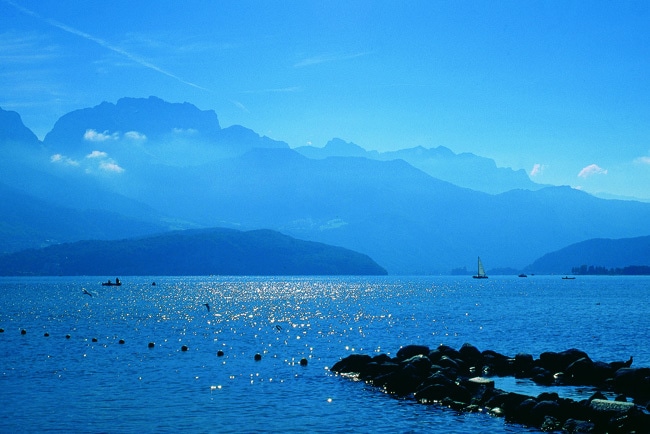 Le lac d'Annecy sous le soleil, ambiance bleu azur