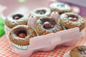 Muffins cerise-chocolat dans boite à oeufs