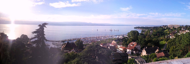 Vue panoramique sur le lac Léman depuis le belvédère de Thonon-les-Bains 