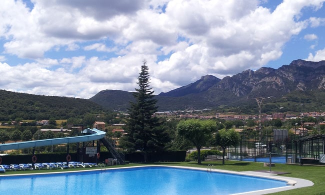 Berga Resort, piscine avec vue sur les Pyrénées