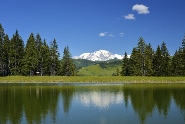 Lac du Lachat, en Val d'Arly, avec vue Mont Blanc