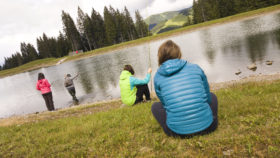 Initiation à la pêche entre filles en lac de montagne, au Val d'Arly