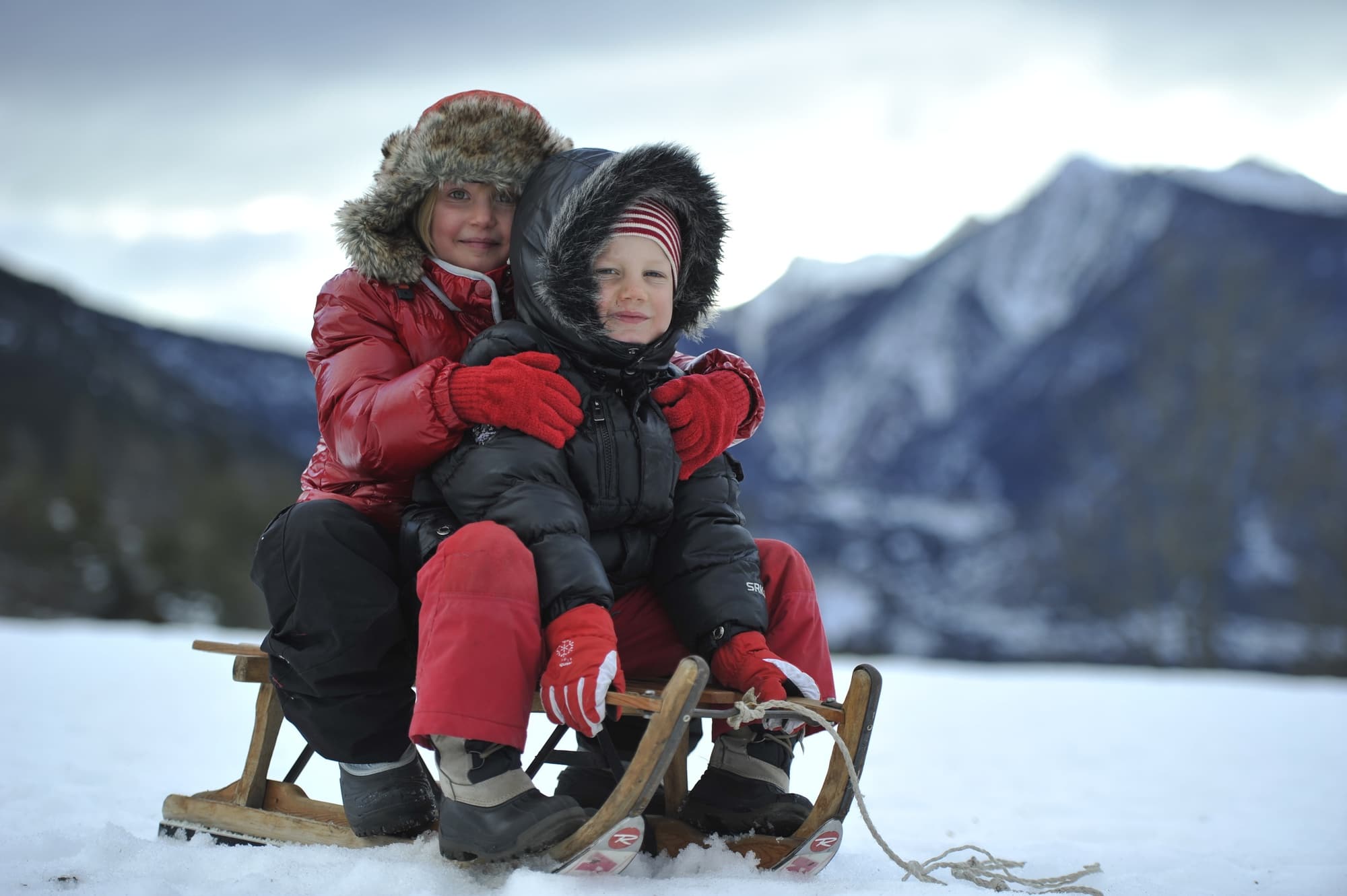 Enfant sur une luge à Serre-Chevalier