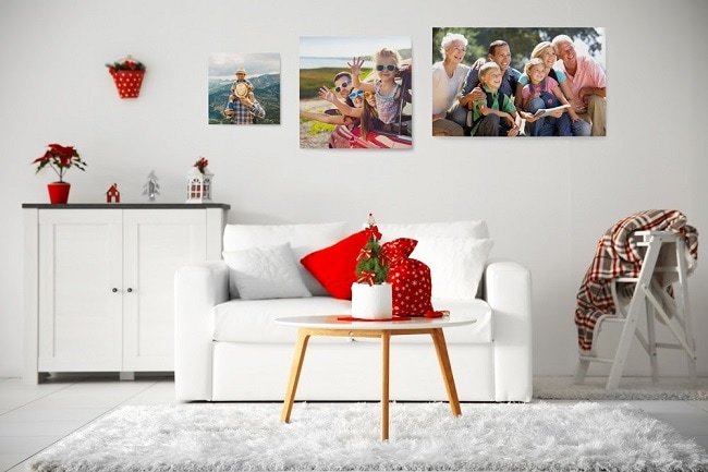 toiles photos accrochées au mur du salon