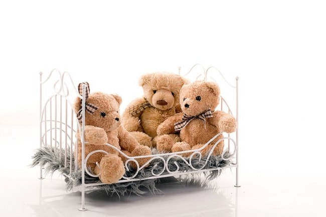 lit enfant fer forgé avec ours en peluche