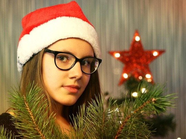 adolescente avec bonnet de père noël