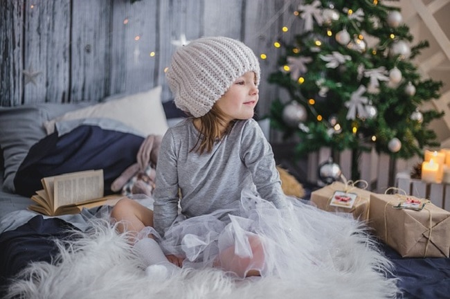 petite fille devant sapin de Noël