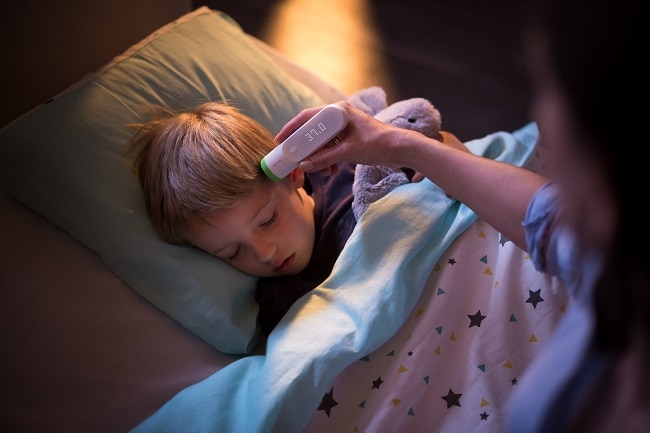 Prise de température sur enfant avec Nokia Thermo