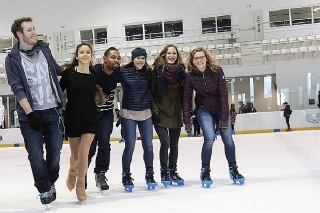 ados sur patinoire indoor cergy pontoise