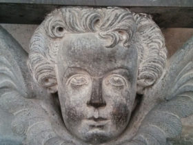 visage sculpté dans la pierre