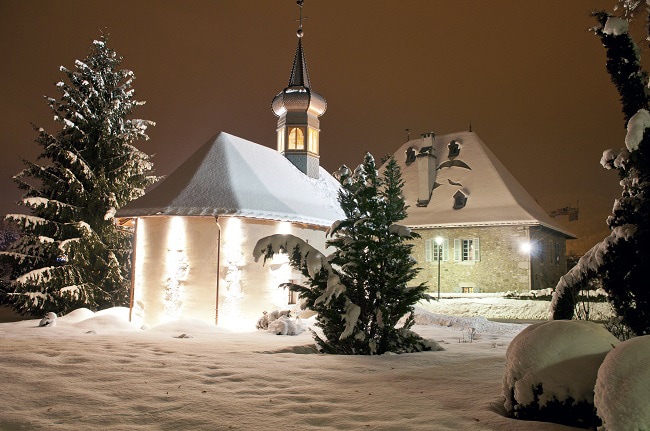 chapelle de montagne sous la neige
