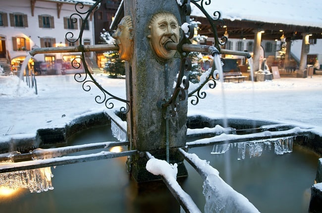 fontaine sous la neige dans le centre de Samoëns
