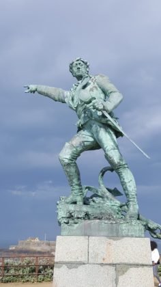 statue du corsaire Surcouf à Saint-Malo