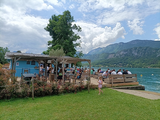 restaurant au bord de l'eau lac d'annecy Les cassines